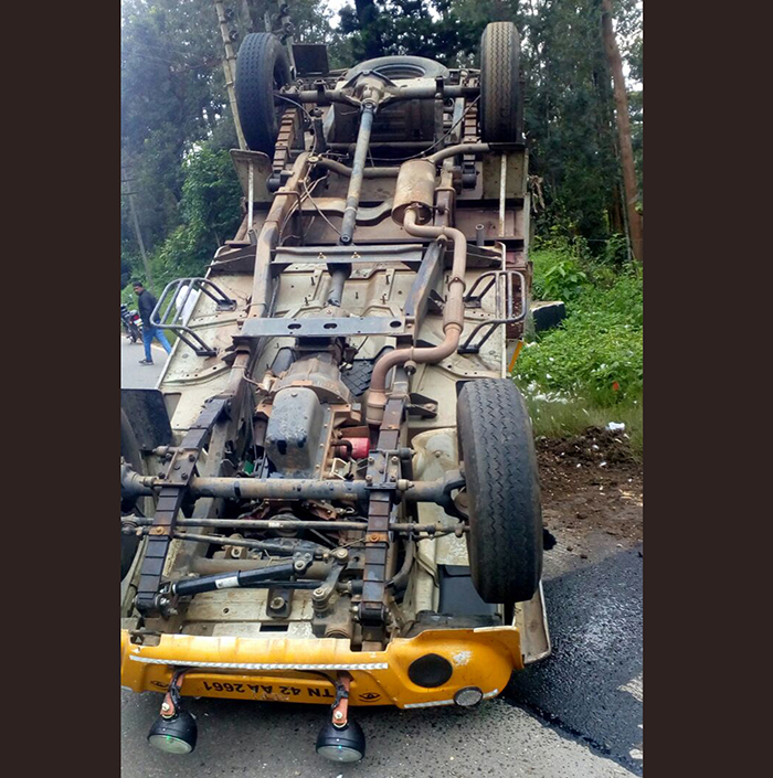 ಸುಂಟಿಕೊಪ್ಪ: ಚಾಲಕನ ನಿಯಂತ್ರಣ ತಪ್ಪಿ ಮಗುಚಿ ಬಿದ್ದ ಪಿಕಪ್ ವಾಹನ