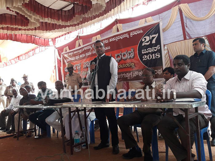 ಬೆಂಗಳೂರು: ಮುಂದುವರೆದ ಹಾಸ್ಟೆಲ್ ಹೊರಗುತ್ತಿಗೆದಾರರ ಪ್ರತಿಭಟನೆ; 16 ಮಹಿಳಾ ನೌಕರರು ಅಸ್ವಸ್ಥ