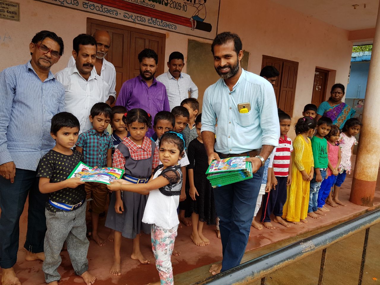 ಅಜ್ಜನ ಸ್ಮರಣೆಗೆ ಶಾಲಾ ಮಕ್ಕಳಿಗೆ ಮೊಮ್ಮಗಳಿಂದ ಡ್ರಾಯಿಂಗ್ ಬುಕ್ ಕೊಡುಗೆ