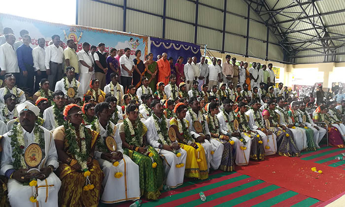 ಚಾಮರಾಜನಗರ: ಉಚಿತ ಸಾಮೂಹಿಕ ವಿವಾಹ ಕಾರ್ಯಕ್ರಮ; ನವ ಜೀವನಕ್ಕೆ ಕಾಲಿರಿಸಿದ 60 ಜೋಡಿಗಳು