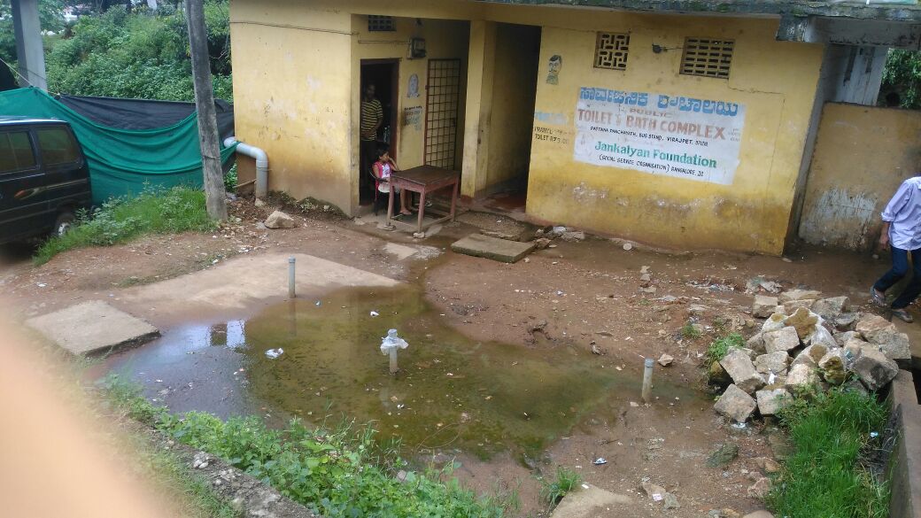 ಮಡಿಕೇರಿ: ಅಸಮರ್ಪಕ ನಿರ್ವಹಣೆಯಿಂದಾಗಿ ಗಬ್ಬೆದ್ದು ನಾರುತ್ತಿರುವ ವಿರಾಜಪೇಟೆ ಪಟ್ಟಣದ ಶೌಚಾಲಯಗಳು