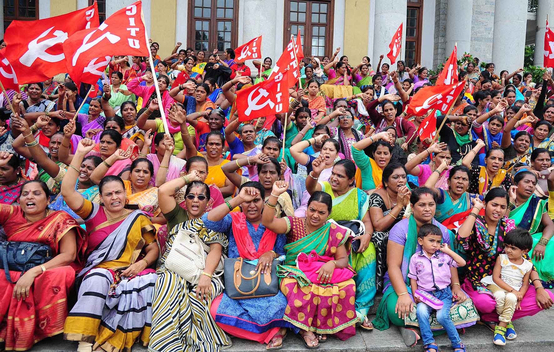 ಬೆಂಗಳೂರು: ಕನಿಷ್ಠ ವೇತನ ನೀಡುವಂತೆ ಒತ್ತಾಯಿಸಿ ಧರಣಿ