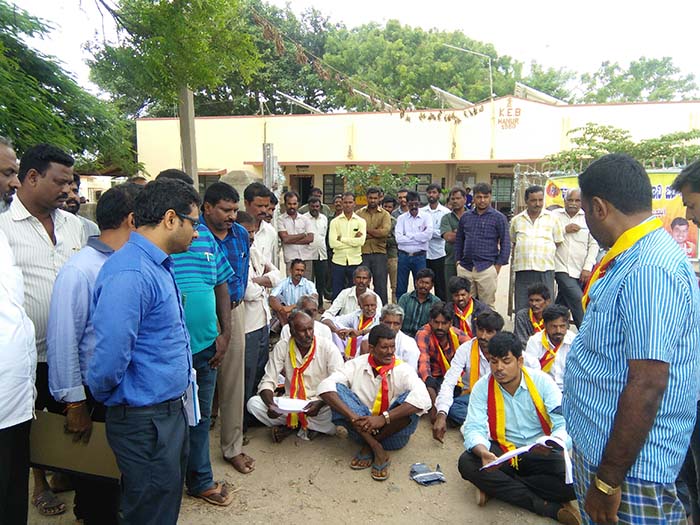 ಹನೂರು: ಚೆಸ್ಕಾಂ ಅಧಿಕಾರಿಗಳ ವಿರುದ್ಧ ಪ್ರತಿಭಟನೆ