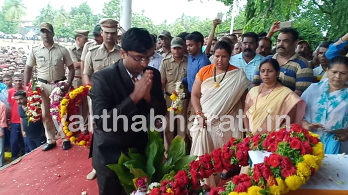 ಕಾರವಾರ: ಸಕಲ ಸರಕಾರಿ ಗೌರವದೊಂದಿಗೆ ಯೋಧನ ಅಂತ್ಯ ಸಂಸ್ಕಾರ