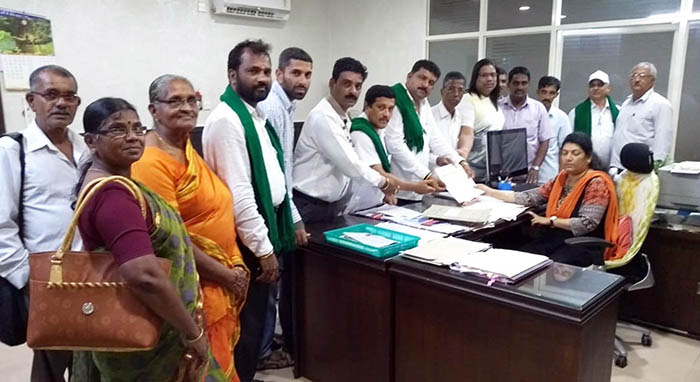 ರೈತರ ಸಂಪೂರ್ಣ ಸಾಲ ಮನ್ನಾಕ್ಕೆ ಒತ್ತಾಯಿಸಿ ಮನವಿ