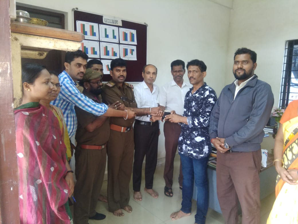 ಬಸ್‌ನಲ್ಲಿ ಸಿಕ್ಕಿದ್ದ ಪರ್ಸ್‌ಗಳನ್ನು ವಾರಸುದಾರರಿಗೆ ಹಿಂದಿರುಗಿಸಿ ಪ್ರಾಮಾಣಿಕತೆ ಮೆರೆದ ಚಾಲಕ-ನಿರ್ವಾಹಕ