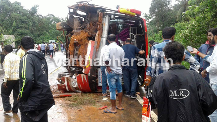 ಕಾರ್ಕಳ; ನಿಯಂತ್ರಣ ತಪ್ಪಿ ಬಸ್ ಪಲ್ಟಿ : 20ಕ್ಕೂ ಅಧಿಕ ಪ್ರಯಾಣಿಕರಿಗೆ ಗಾಯ