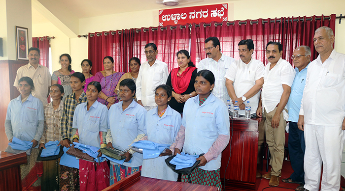 ಉಳ್ಳಾಲ ನಗರಸಭೆಯಲ್ಲಿ ಪೌರ ಕಾರ್ಮಿಕರಿಗೆ ಗೌರವಾರ್ಪಣೆ