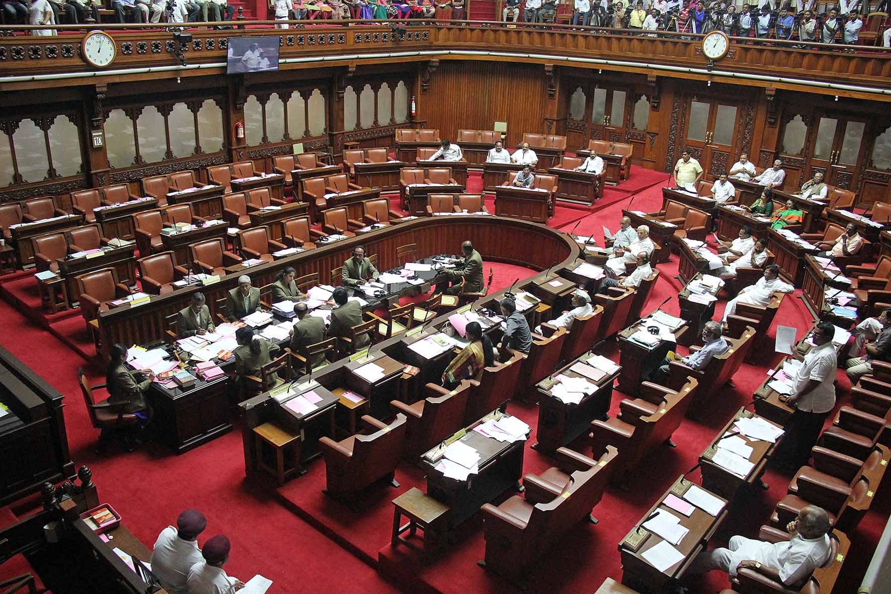 ಸರಕಾರಿ ನೌಕರರ ಹಳೆ ಪಂಚಣಿ ವ್ಯವಸ್ಥೆಗೆ ಒತ್ತಾಯಿಸಿ ಪರಿಷತ್‌ನಲ್ಲಿ ಬಿಜೆಪಿ ಪ್ರತಿಭಟನೆ