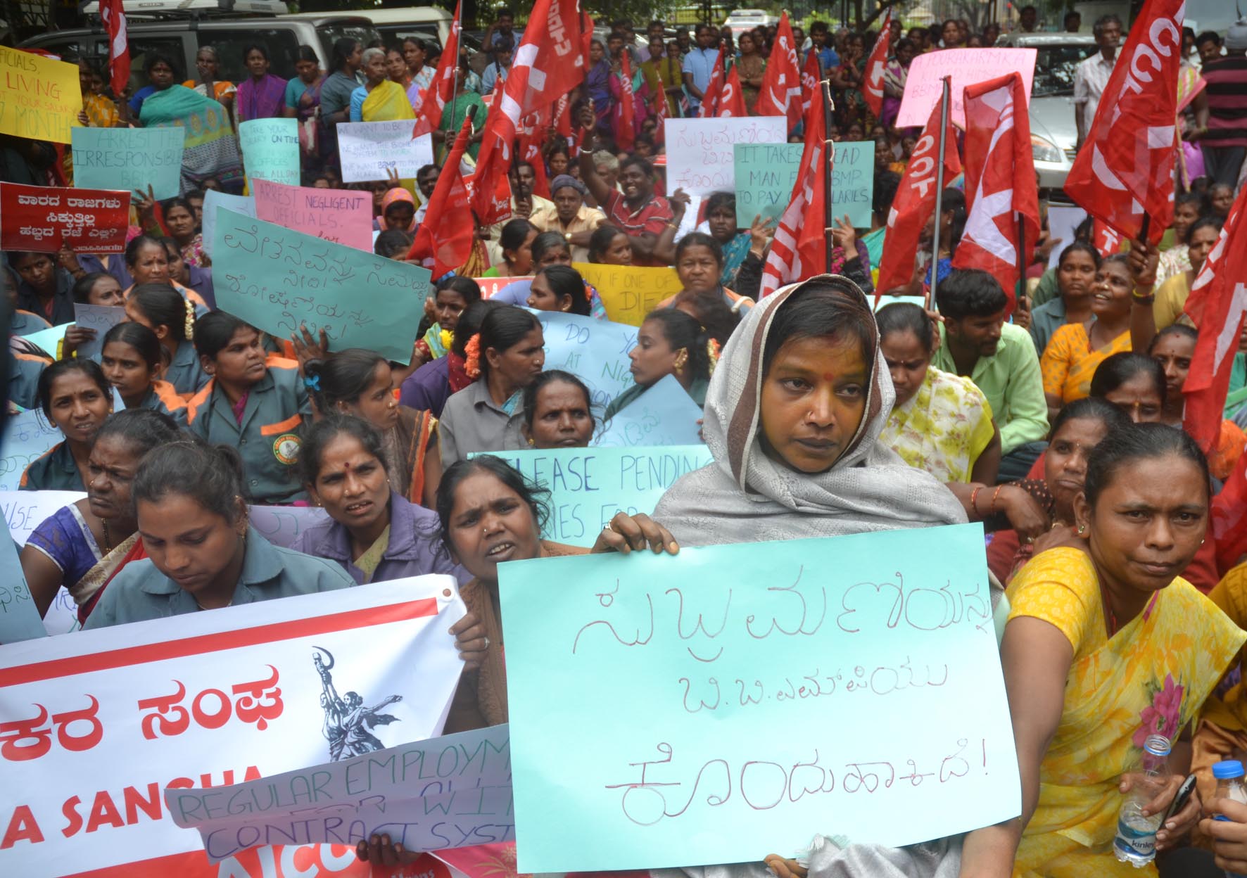 ಬಿಬಿಎಂಪಿ: ನೇರ ವೇತನ ಪಾವತಿಗೆ ಒತ್ತಾಯಿಸಿ ಗುತ್ತಿಗೆ ಪೌರ ಕಾರ್ಮಿಕರ ಸಂಘದಿಂದ ಧರಣಿ