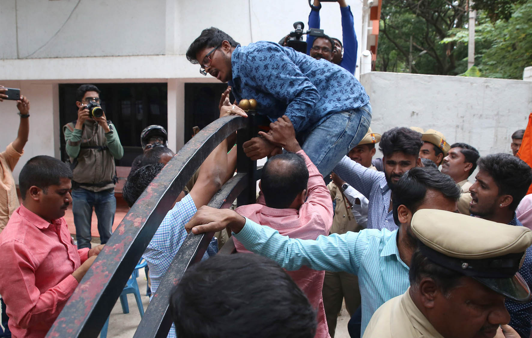 ಬೆಂಗಳೂರು: ಶುಲ್ಕ ಹೆಚ್ಚಳ ವಿರೋಧಿಸಿ ಪರೀಕ್ಷಾ ಪ್ರಾಧಿಕಾರಕ್ಕೆ ಎಬಿವಿಪಿ ಮುತ್ತಿಗೆ