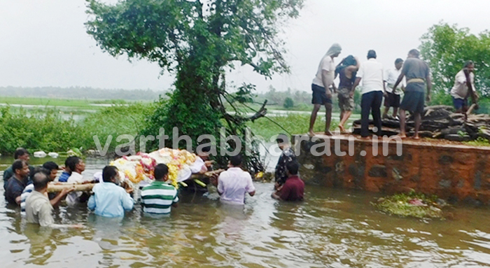 ಅಂಕೋಲಾ: ಕಿರು ಸೇತುವೆ ಕುಸಿತ; ನೀರಲ್ಲೇ ಮೃತದೇಹ ಸಾಗಿಸಿದ ಗ್ರಾಮಸ್ಥರು