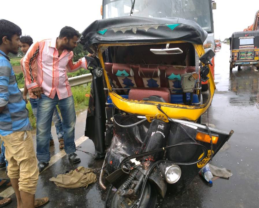 ಹಾಸನ: ಬಸ್-ಆಟೋ ಮುಖಾಮುಖಿ ಢಿಕ್ಕಿ; ಮೂವರಿಗೆ ಗಂಭೀರ ಗಾಯ