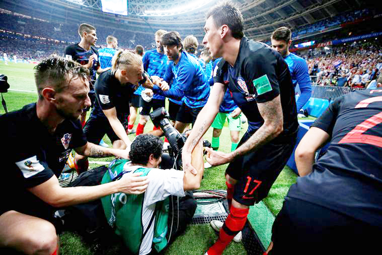 ಫೈನಲ್ ಸಂಭ್ರಮದಲ್ಲಿ ಫೋಟೊಗ್ರಾಫರ್‌ನ್ನು ಬೀಳಿಸಿದ ಕ್ರೊಯೇಶಿಯ ಆಟಗಾರರು!