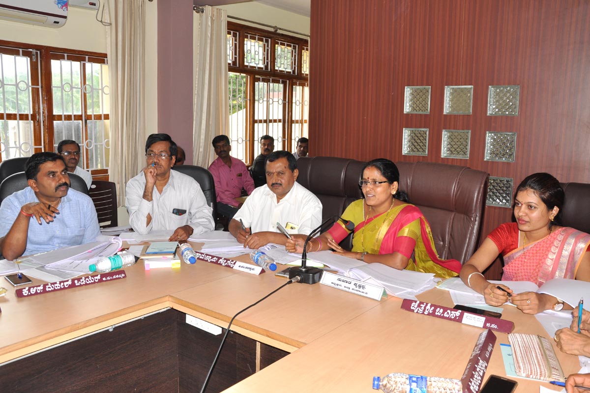 ಅಧಿಕಾರಿಗಳು ಹೆಚ್ಚು ಜವಾಬ್ದಾರಿಯಿಂದ ಕೆಲಸ ನಿರ್ವಹಿಸಬೇಕು: ಜಿಪಂ ಅಧ್ಯಕ್ಷೆ ಸುಜಾತಾ ಕೃಷ್ಣಪ್ಪ