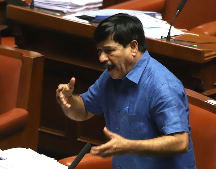 ‘ಇಂದಿರಾ ಕ್ಯಾಂಟಿನ್ ಅವ್ಯವಹಾರ’ ಚರ್ಚೆಗೆ ಪಟ್ಟು: ಆಡಳಿತ-ಪ್ರತಿಪಕ್ಷ ಸದಸ್ಯರ ನಡುವೆ ವಾಗ್ವಾದ