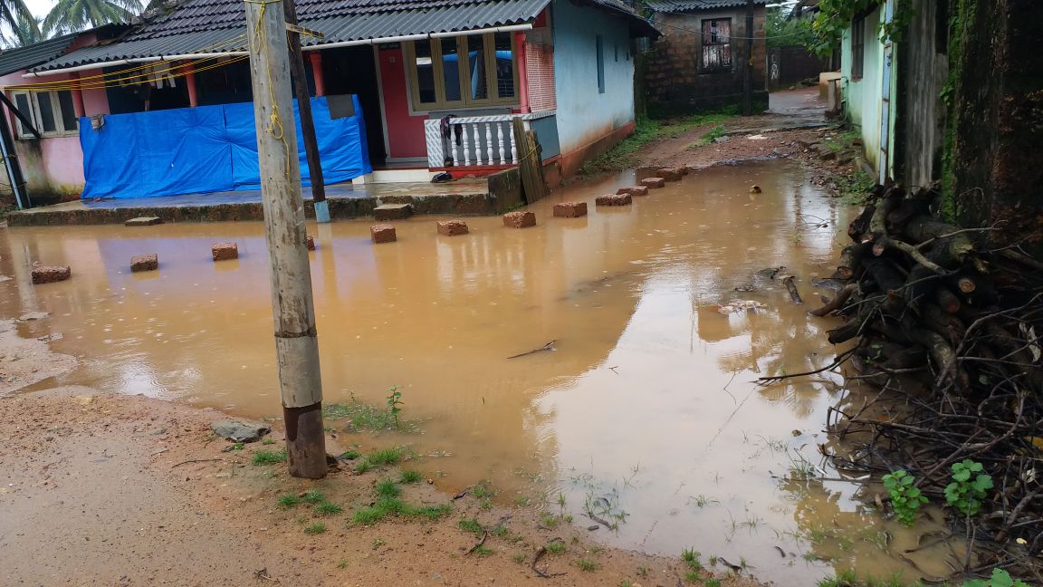 ಕಸ್ಬಾ ಬೆಂಗರೆ : ರಸ್ತೆಗೆ ಮಣ್ಣು ; ಜನರಿಗೆ ಸಂಕಷ್ಟ