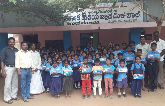 ಹನೂರು: ಶಾಲಾ ಮಕ್ಕಳಿಗೆ ಶೂ ವಿತರಣೆ ಕಾರ್ಯಕ್ರಮ