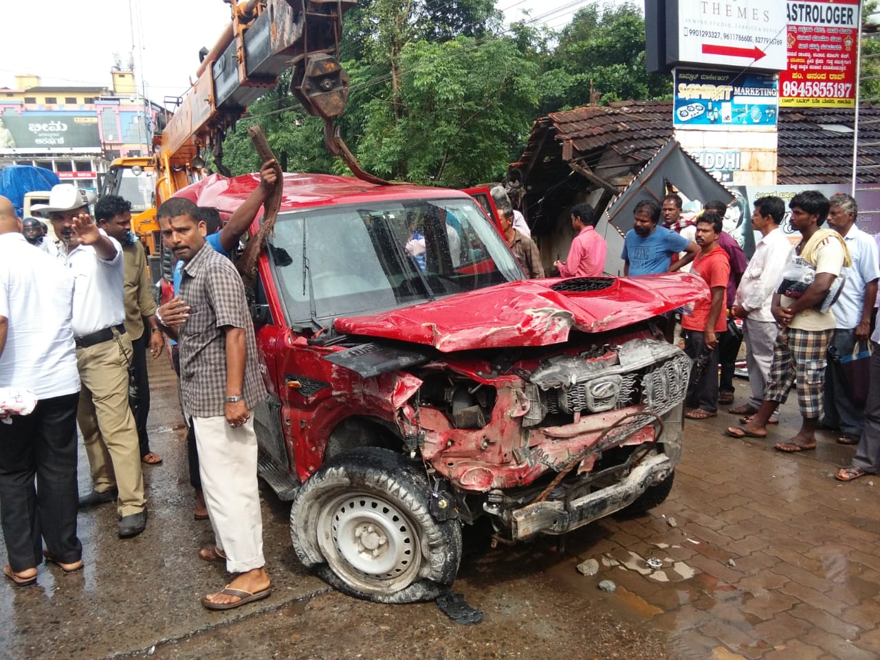 ಕಾರು ಢಿಕ್ಕಿ: ಆವರಣ ಗೋಡೆ, ವಿದ್ಯುತ್ ಕಂಬಕ್ಕೆ ಹಾನಿ
