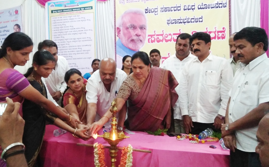 ಎಲ್ಲಾ ವರ್ಗದ ಬಡ ಜನರಿಗೆ ಸವಲತ್ತು ಸಿಗುವಂತೆ ಎಚ್ಚರ ವಹಿಸಬೇಕು: ಶೋಭಾ ಕರಂದ್ಲಾಜೆ