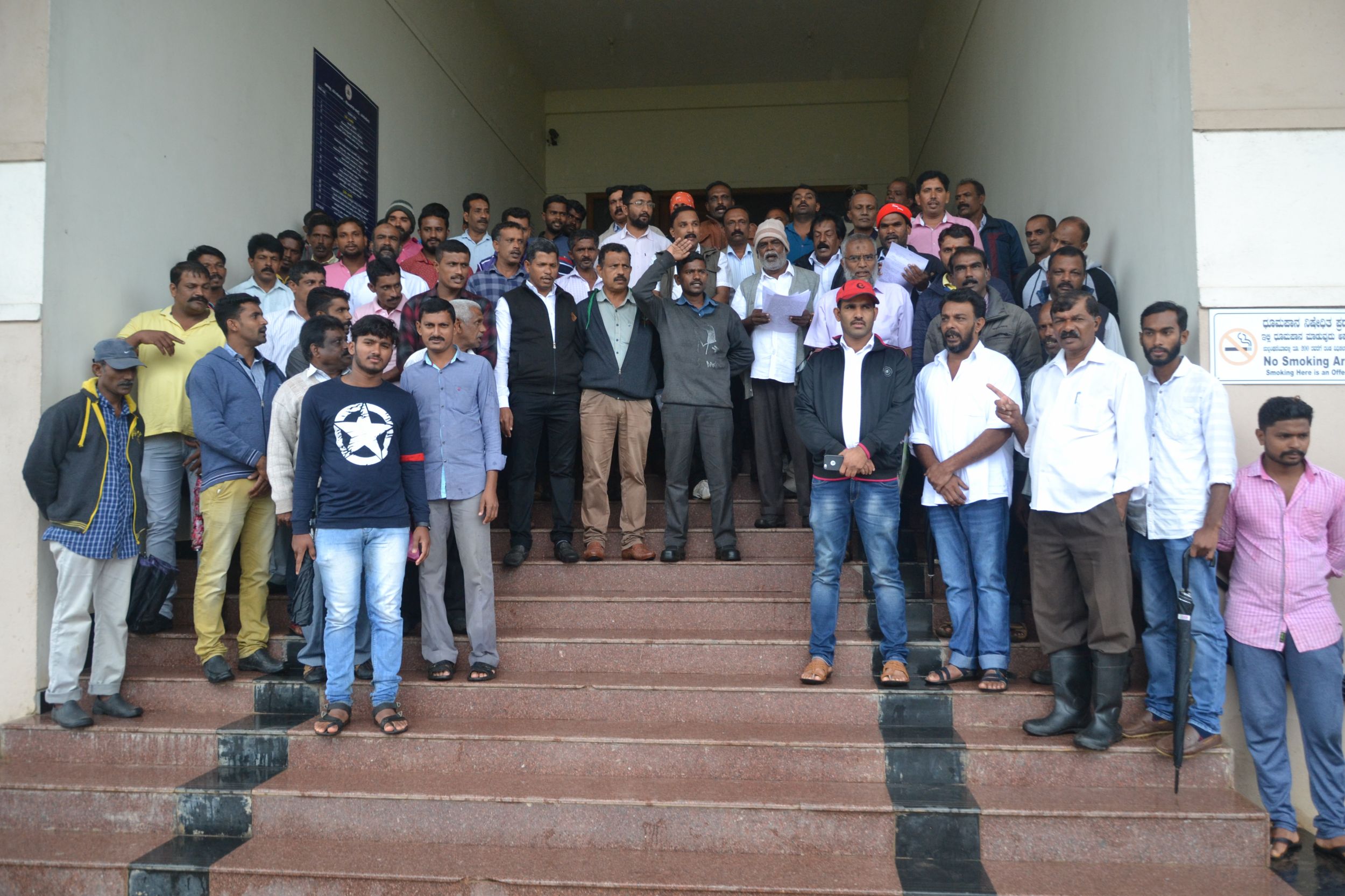 ಮಡಿಕೇರಿ: ಮರಳು, ಮರದ ದಿಮ್ಮಿಗಳ ಸಾಗಾಣಿಕೆ ನಿಷೇಧ ಕ್ರಮ ಖಂಡಿಸಿ ಪ್ರತಿಭಟನೆ