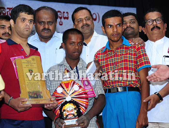 ಖಾಸಗಿ ವಿಕಲಚೇತನ ಶಾಲೆಗಳಿಗೆ ಈ ಸಾಲಿನಿಂದಲೇ ಉಚಿತ ಬಿಸಿಯೂಟ: ಸಿ.ಎಂ ಕುಮಾರಸ್ವಾಮಿ