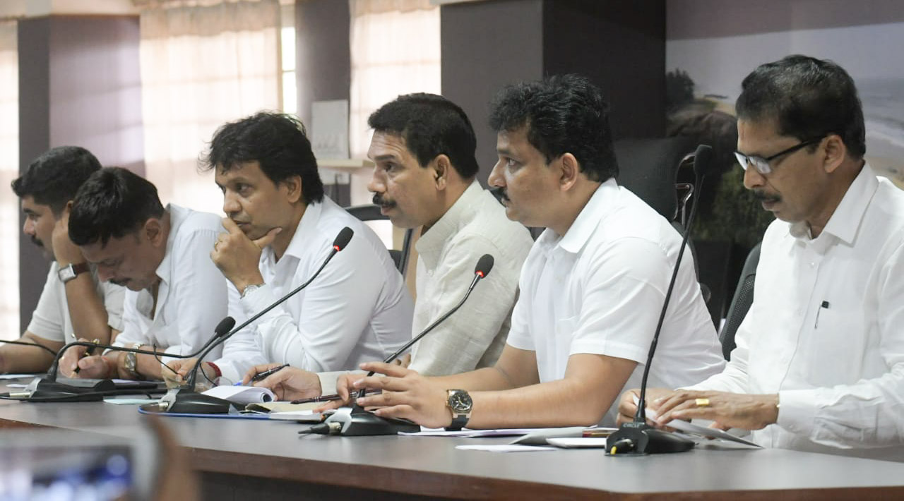 ರೈಲು ನಿಲ್ದಾಣ, ರೈಲು ಮಾರ್ಗಗಳ ಸಮಸ್ಯೆ ಬಗ್ಗೆ ಸರ್ವೆ ನಡೆಸಲು ಅಧಿಕಾರಿಗಳಿಗೆ ಸಂಸದ ನಳಿನ್ ಸೂಚನೆ