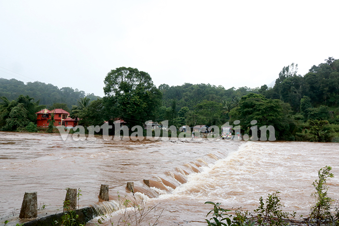 ಚಿಕ್ಕಮಗಳೂರಿನಲ್ಲಿ ಮುಂದುವರೆದ ಮಳೆ ಆರ್ಭಟ: ಅಪಾಯದ ಮಟ್ಟ ಮೀರಿ ಹರಿಯುತ್ತಿರುವ ತುಂಗಾ ಭದ್ರಾ ನದಿಗಳು
