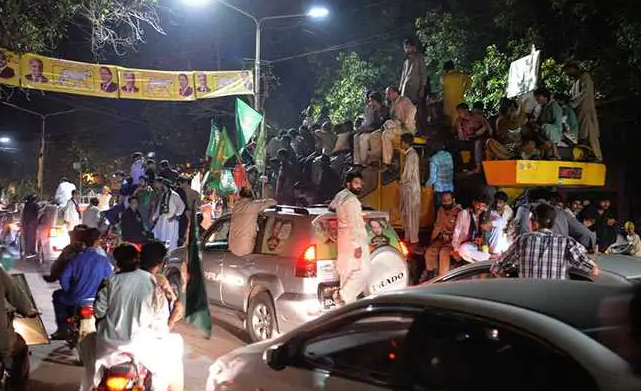 ನವಾಝ್ ಶರೀಫ್ ಬೆಂಬಲಿಗರು, ಪೊಲೀಸರ ನಡುವೆ ಘರ್ಷಣೆ