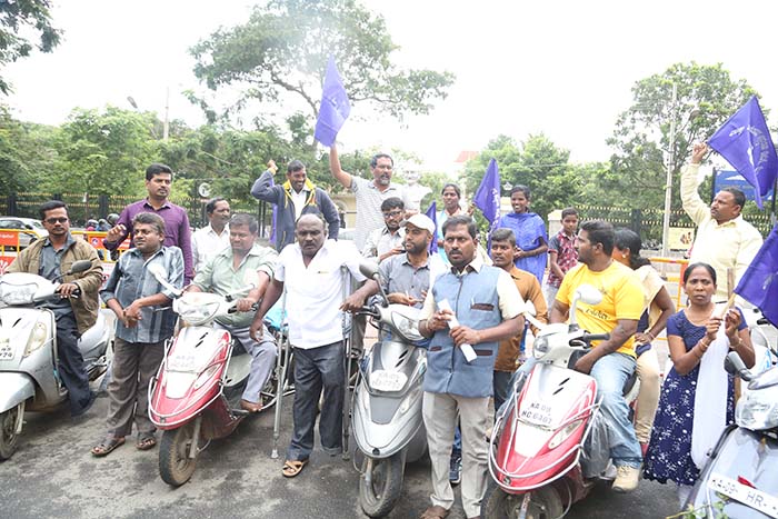 ಮೈಸೂರು: ಶಾಸಕ ಗೋವಿಂದ ಕಾರಜೋಳ ವಿರುದ್ಧ ವಿಕಲಚೇತನರ ಪ್ರತಿಭಟನೆ
