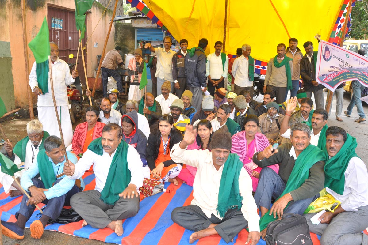 ಚಿಕ್ಕಮಗಳೂರು: ಅರಣ್ಯ ಇಲಾಖೆ ಸಿಬ್ಬಂದಿಯಿಂದ ರೈತನಿಗೆ ಹಲ್ಲೆ ಆರೋಪ; ರೈತ ಸಂಘ ಧರಣಿ