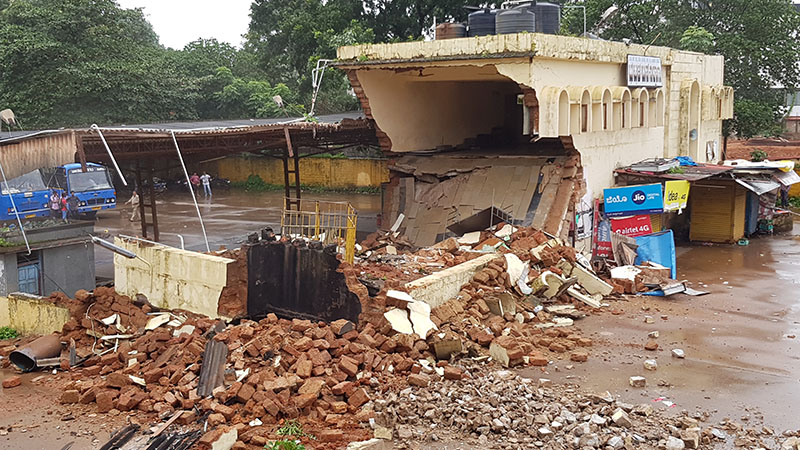 ಭಟ್ಕಳ: ಕುಸಿದುಬಿದ್ದ ಶಿಥಿಲಗೊಂಡ ಕೆಎಸ್ಸಾರ್ಟಿಸಿ ಬಸ್ ನಿಲ್ದಾಣ ಕಟ್ಟಡ