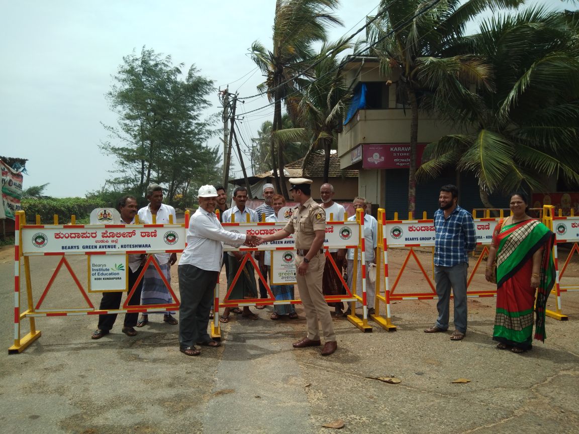 ಬ್ಯಾರೀಸ್‌ನಿಂದ ಕುಂದಾಪುರ ಠಾಣೆಗೆ ಬ್ಯಾರಿಕೇಡ್ ಹಸ್ತಾಂತರ