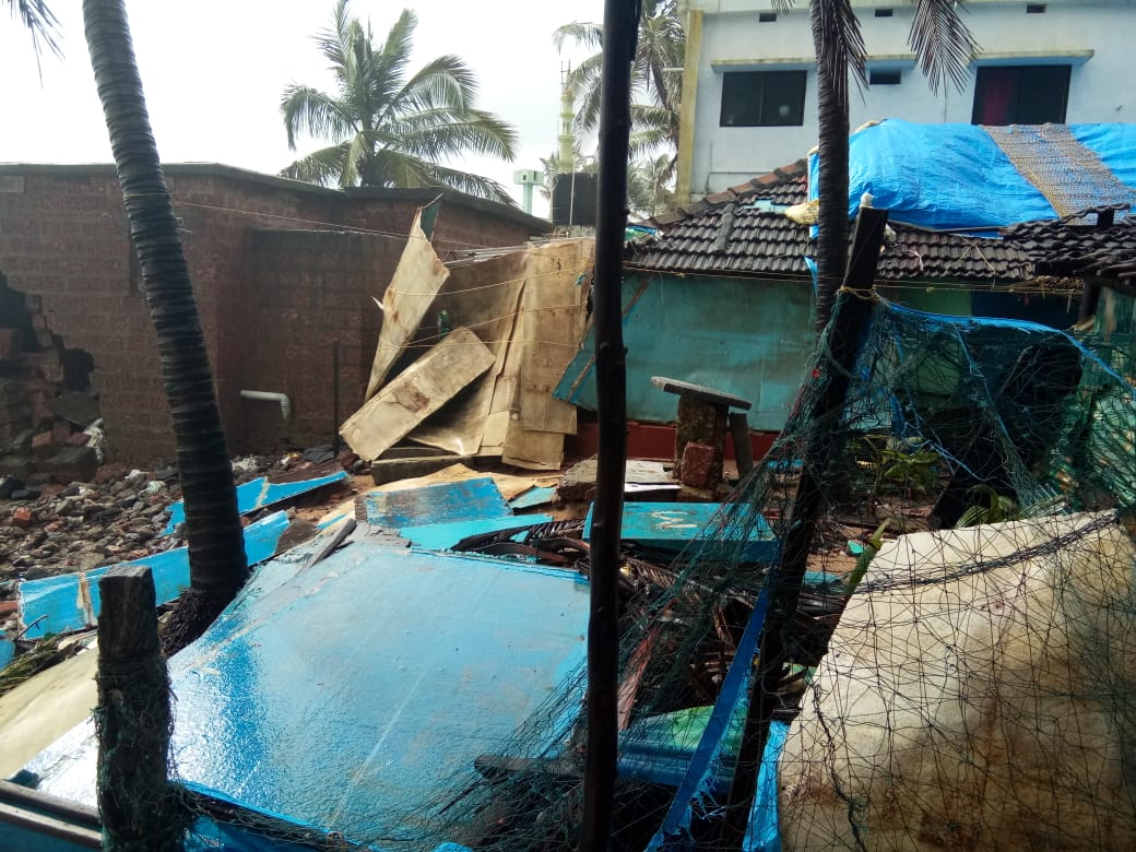 ಉಳ್ಳಾಲದಲ್ಲಿ ತೀವ್ರಗೊಂಡ ಕಡಲಿನ ಅಬ್ಬರ: ಹಲವಾರು ಮನೆಗಳಿಗೆ ಹಾನಿ