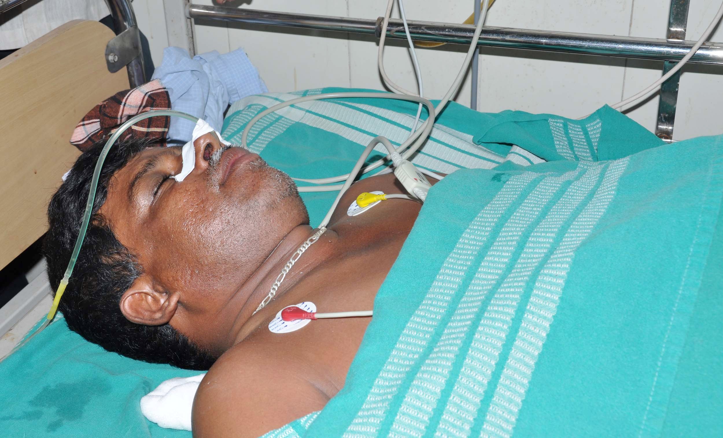 ಮಂಡ್ಯ: ಪ್ರತಿಭಟನಾ ನಿರತ ರೇಷ್ಮೆ ಬೆಳೆಗಾರ ಆತ್ಮಹತ್ಯೆಗೆ ಯತ್ನ; ಡಿಸಿ ವರ್ತನೆ ವಿರುದ್ಧ ರೈತರ ಆಕ್ರೋಶ