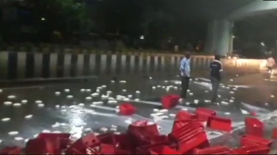 ಟ್ಯಾಂಕರ್‌ಗಳನ್ನು ತಡೆದು ಲೀಟರ್ ಗಟ್ಟಲೆ ಹಾಲನ್ನು ರಸ್ತೆಗೆ ಸುರಿದರು