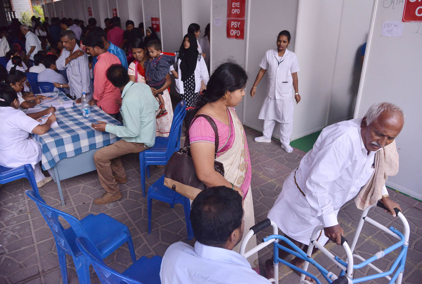 ಕಿಮ್ಸ್ ವೈದ್ಯರ ವಿನೂತನ ಪ್ರತಿಭಟನೆ: ಆಸ್ಪತ್ರೆ ಹೊರಗಡೆ ರೋಗಿಗಳಿಗೆ ಚಿಕಿತ್ಸೆ