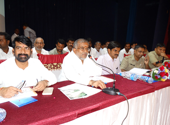 ಪ್ರತಿಯೊಬ್ಬರಿಗೂ ಸೂರು, ಸ್ಮಶಾನಕ್ಕೆ ಜಾಗ ಕಲ್ಪಿಸಿ: ಅಧಿಕಾರಿಗಳಿಗೆ ಸಚಿವ ಜಿ.ಟಿ.ದೇವೇಗೌಡ ಸೂಚನೆ