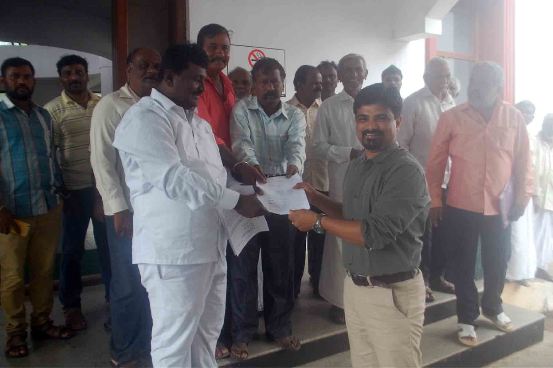 ಭದ್ರಾವತಿ ಸರ್ಕಲ್ ಇನ್ಸ್ ಪೆಕ್ಟರ್ ವಿರುದ್ದ ಕ್ರಮಕ್ಕೆ ಆಗ್ರಹಿಸಿ ಡಿ.ಸಿ ಕಚೇರಿ ಮುಂಭಾಗ ಪ್ರತಿಭಟನೆ