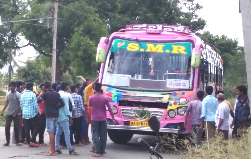 ಕೊಳ್ಳೇಗಾಲ: ಗ್ರಾಮಸ್ಥರಿಂದ ರಸ್ತೆ ತಡೆ ನಡೆಸಿ ಪ್ರತಿಭಟನೆ