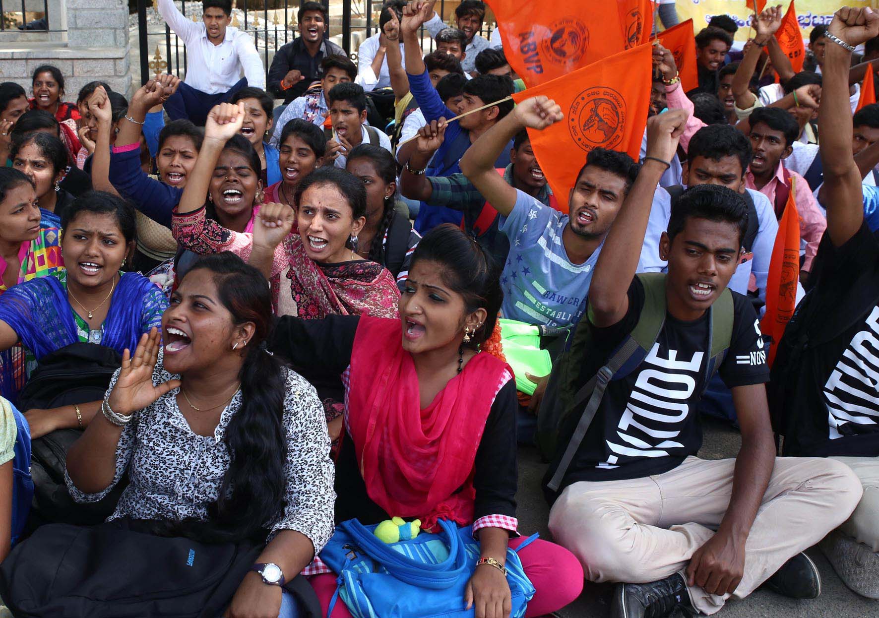 ಉಚಿತ ಬಸ್ ಪಾಸ್ ನೀಡಲು ಒತ್ತಾಯಿಸಿ ಎಬಿವಿಪಿ ಧರಣಿ
