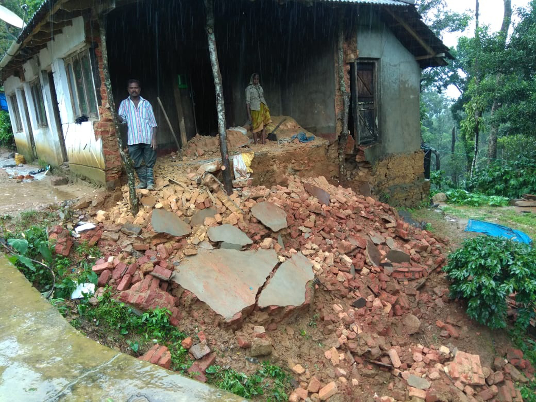 ಸುಂಟಿಕೊಪ್ಪ: ಭಾರೀ ಮಳೆಗೆ ಮನೆ ಗೋಡೆ ಕುಸಿತ