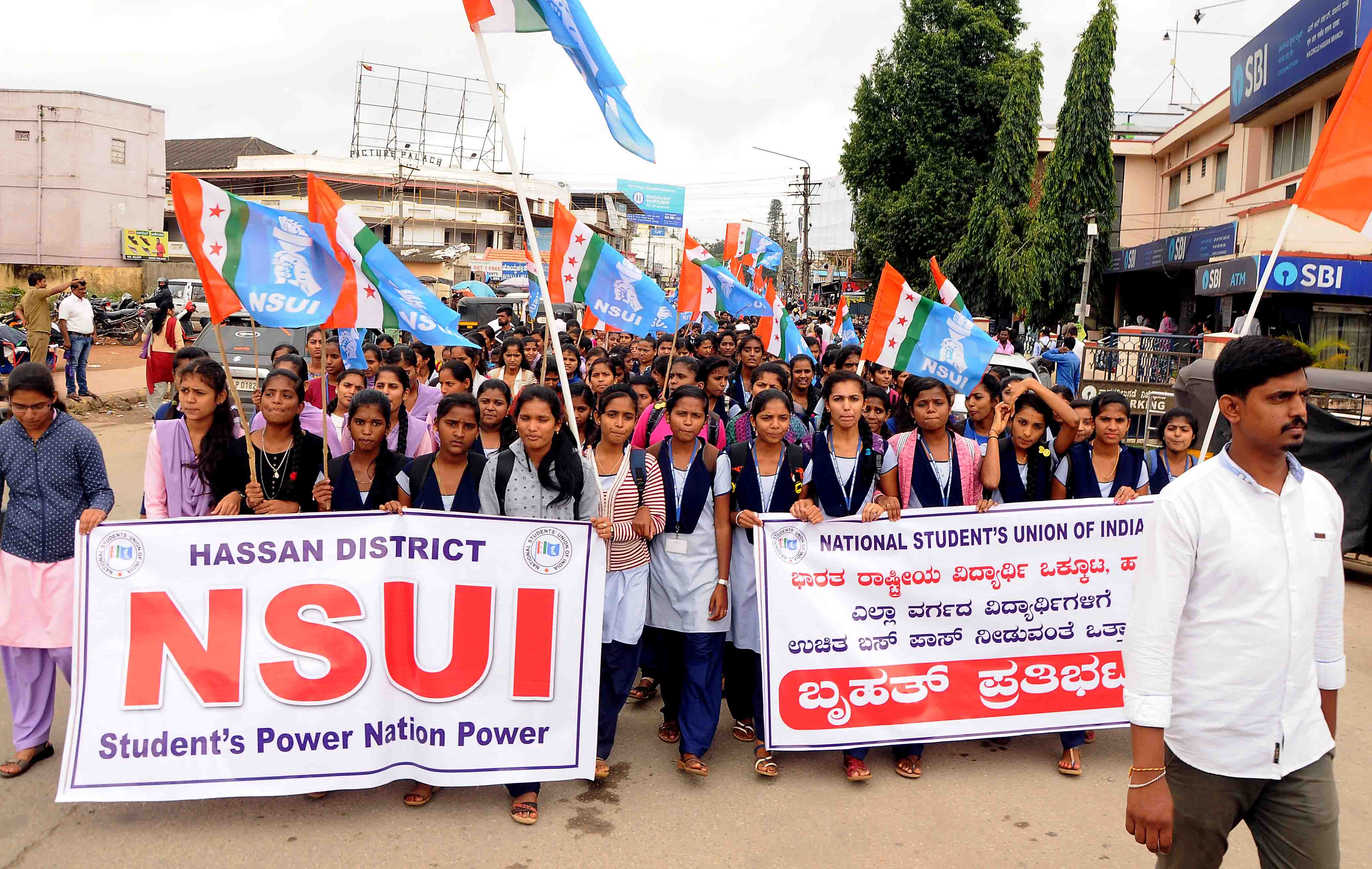 ಹಾಸನ: ಎಲ್ಲಾ ವಿದ್ಯಾರ್ಥಿಗಳಿಗೆ ಉಚಿತ ಬಸ್‍ಪಾಸ್‍ ನೀಡಲು ಒತ್ತಾಯಿಸಿ ಎನ್‍ಎಸ್‍ಯುಐ ಧರಣಿ