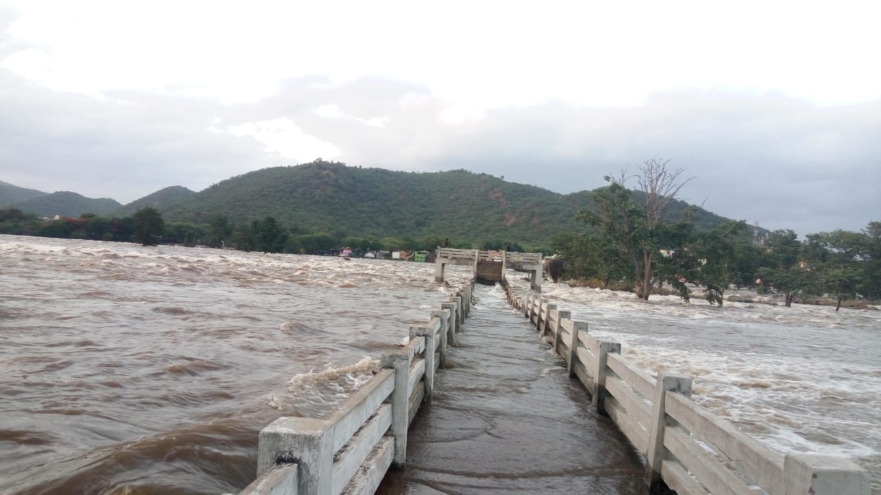 ಹನೂರು: ಹೋಗೆನಕಲ್ ಜಲಪಾತದಲ್ಲಿ ಅಪಾರ ಪ್ರಮಾಣದ ನೀರು ಸಂಗ್ರಹ