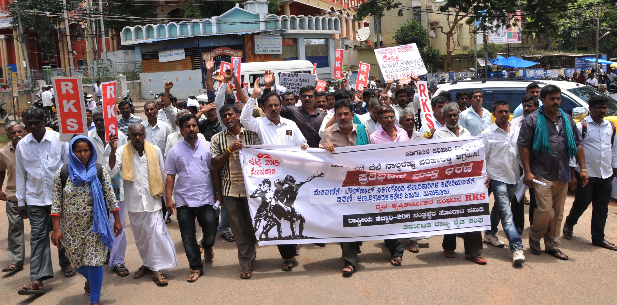 ತುಮಕೂರು: ಅವೈಜ್ಞಾನಿಕ ಭೂಸ್ವಾಧೀನ ವಿರೋಧಿಸಿ ರೈತರ ಪ್ರತಿಭಟನೆ