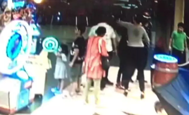 ಲೈಂಗಿಕ ಕಿರುಕುಳ ಆರೋಪ:  ಅಂಕಿತ್ ತಿವಾರಿ ತಂದೆಗೆ ಚಪ್ಪಲಿ ಏಟು ನೀಡಿದ ಕ್ರಿಕೆಟಿಗ ಕಾಂಬ್ಳಿ ಪತ್ನಿ