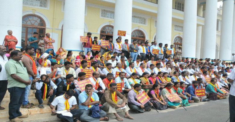 ಮೈಸೂರು: ಆಯ್ಕೆ ಆಧಾರಿತ ಗಣಕ ಪದ್ಧತಿಯಲ್ಲಿ ಕನ್ನಡ ಭಾಷೆ ಕಡೆಗಣನೆ ಖಂಡಿಸಿ ಪ್ರತಿಭಟನೆ