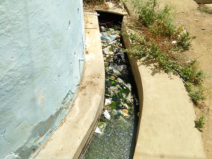 ಹನೂರು: ಕಸ ಕಡ್ಡಿ, ಪ್ಲಾಸ್ಟಿಕ್ ನಿಂದಲೇ ತುಂಬಿದ ಚರಂಡಿ; ತ್ಯಾಜ್ಯ ತೆರವಿಗೆ ಗ್ರಾಮಸ್ಥರ ಆಗ್ರಹ