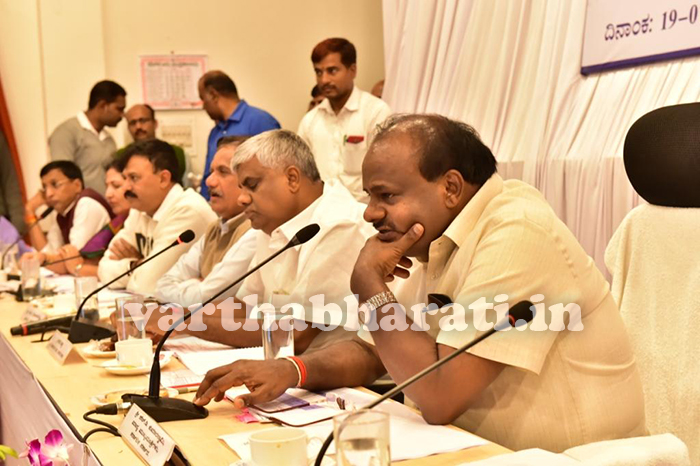 ಸ್ಥಳೀಯ ಸಮಸ್ಯೆಗಳಿಗೆ ಸ್ಪಂದಿಸಿ, ಸೂಕ್ಷ್ಮವಾಗಿ ಕರ್ತವ್ಯ ನಿರ್ವಹಿಸಿ: ಅಧಿಕಾರಿಗಳಿಗೆ ಕುಮಾರಸ್ವಾಮಿ ಸೂಚನೆ