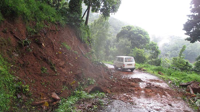 ಲಿಂಗದಹಳ್ಳಿ: ಗುಡ್ಡ ಕುಸಿದು ಕೆಮ್ಮಣ್ಣಗುಂಡಿ ಗಿರಿಧಾಮ ರಸ್ತೆ ಬಂದ್